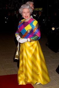 l’Harlequin dress indossato dalla regina Elisabetta nel 1999.